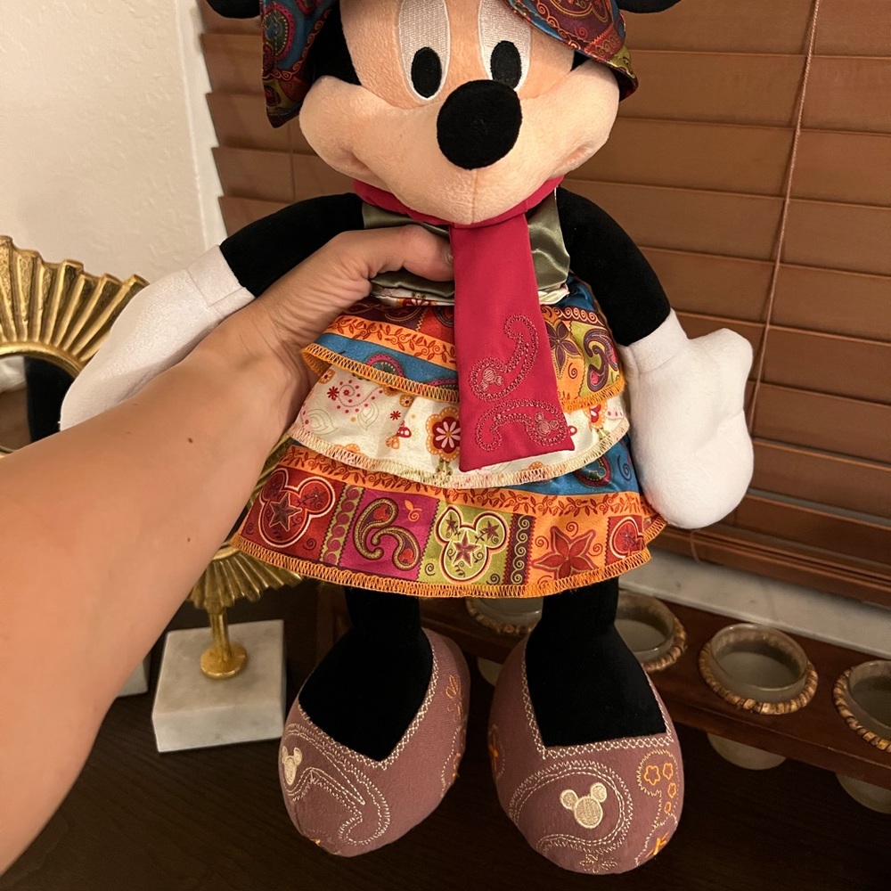 Minnie Mouse Plush Toy - Picture 4 of 4
